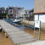 Les Pieds Dans L'eau شقة