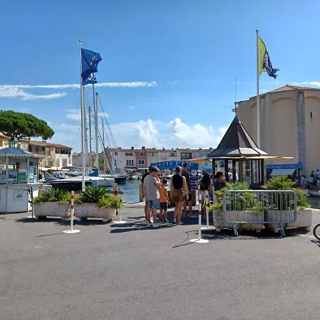 Les Pieds Dans L'eau * Grimaud