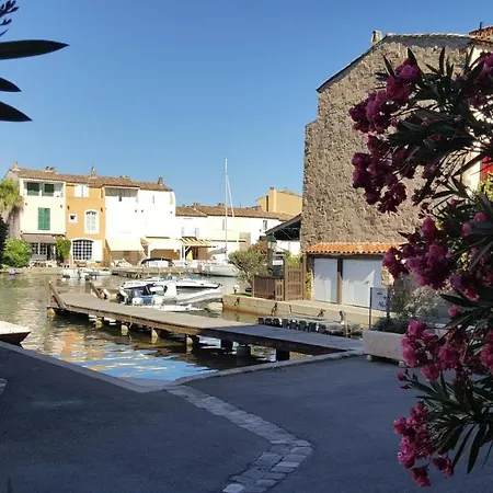 Les Pieds Dans L'eau